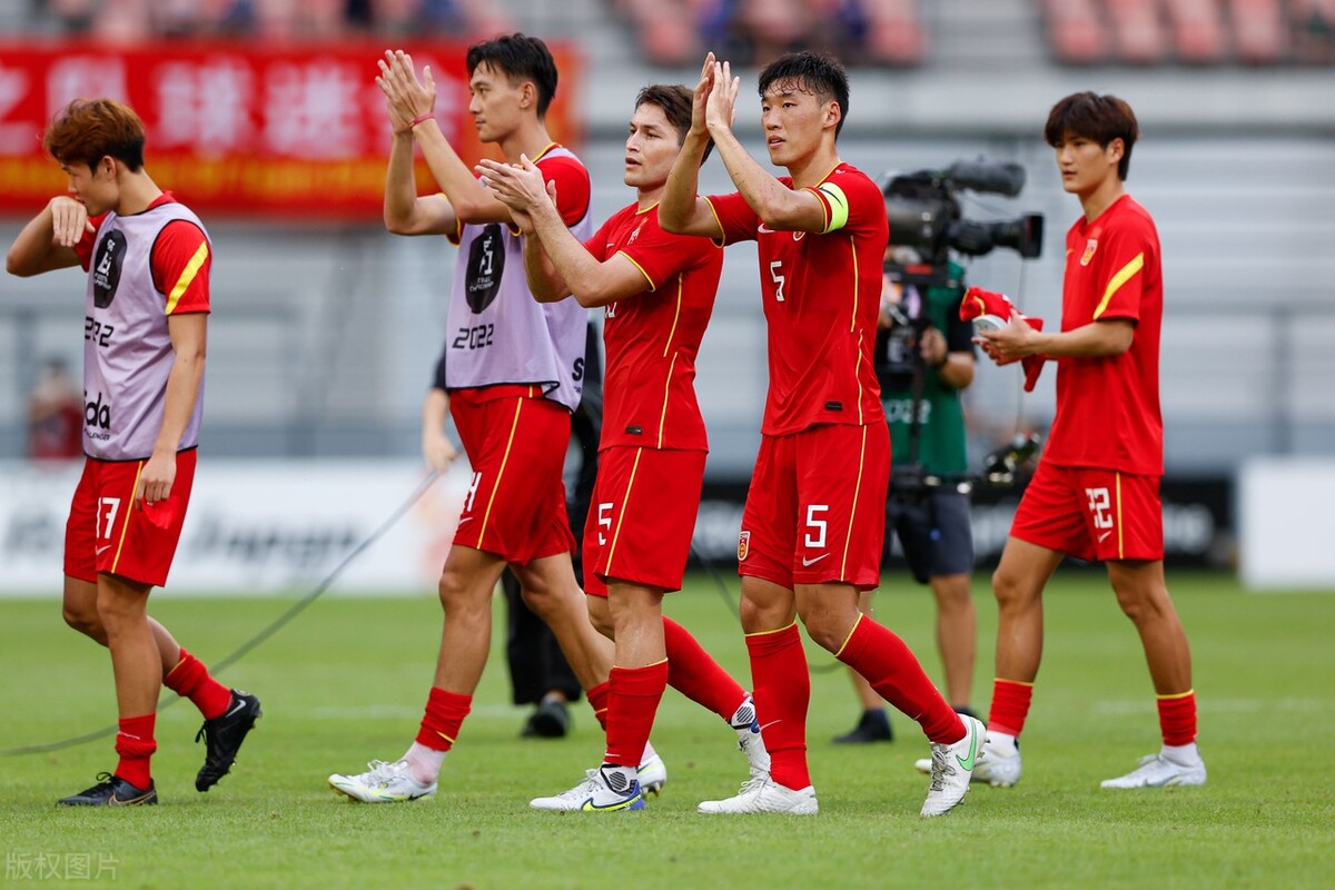 国足备战日本 韦世豪或将锋线领衔 张玉宁受伤恐缺席 (国足备战日本比赛)