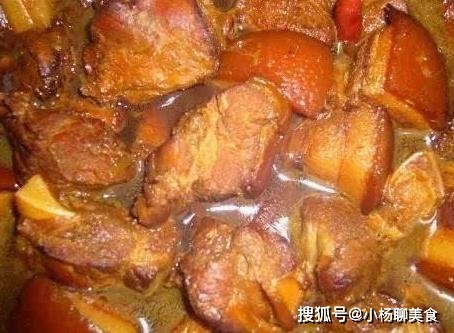 将肉糜和调味料填入豆泡中 豆泡酿肉 口感丰富的美食 蒸或煎后即刻享用 (肉糜怎么调制)