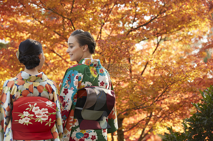 与女双搭档齐心协力对抗日本削球组合 王艺迪在幸运球助攻下击败郑怡静