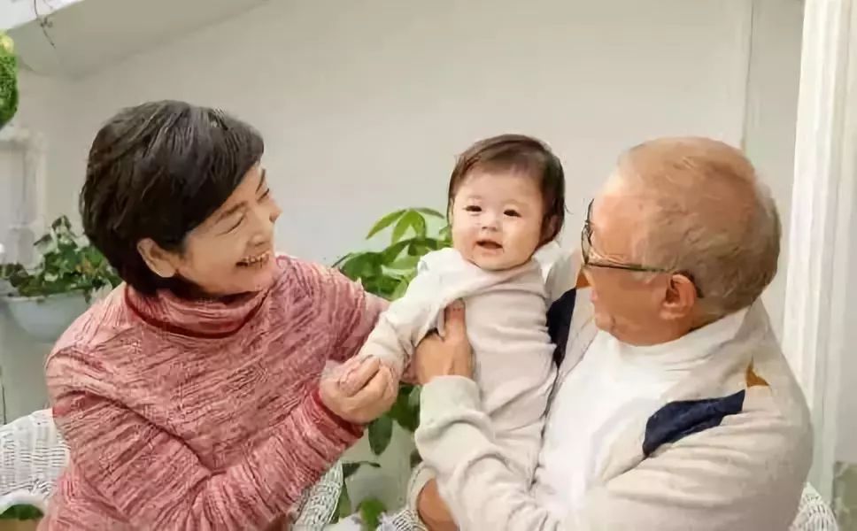 膝关节咔咔响 响声是警报还是正常现象 (膝关节咔咔响是什么原因)