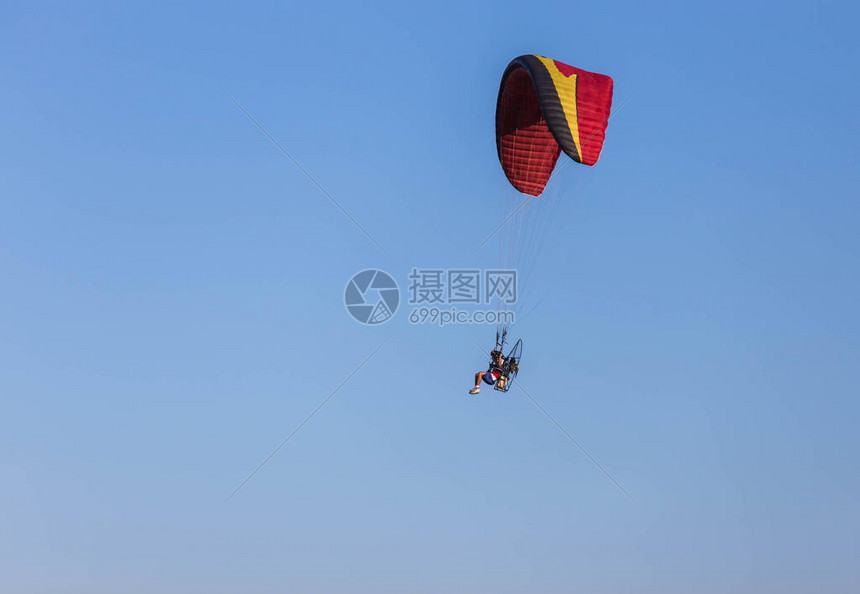 滑翔伞坠落悲剧 女大学生及驾驶员遇难 高空游戏不容成为致命陷阱 (滑翔伞坠落悲伤视频)