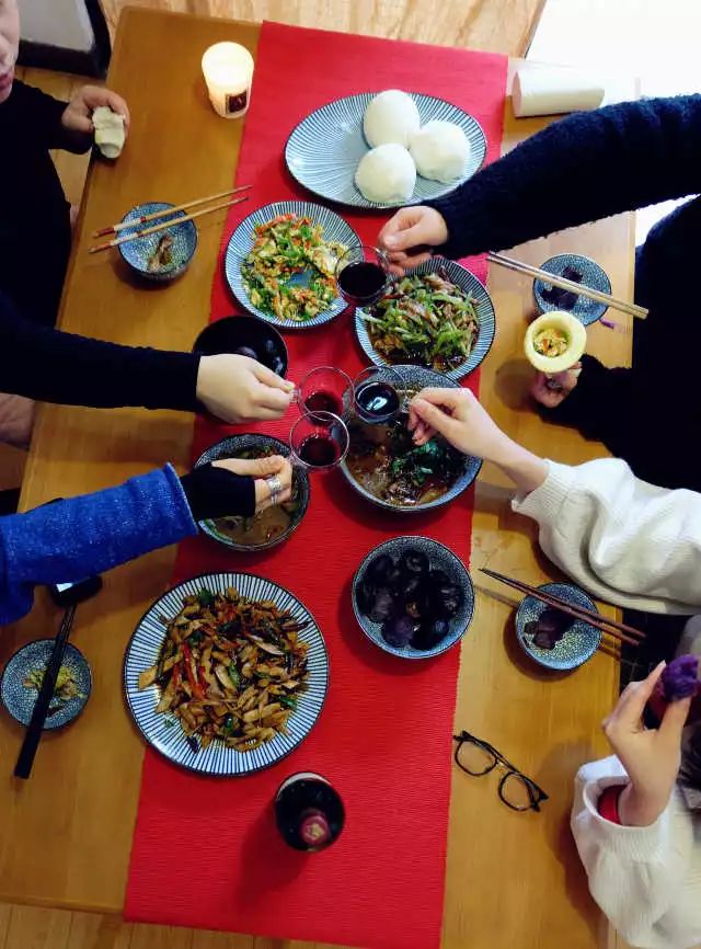 春节餐桌亮点 爽脆美味 让你倍有面子 赏心悦目的新年开胃小炒 (春节餐桌亮点有哪些)