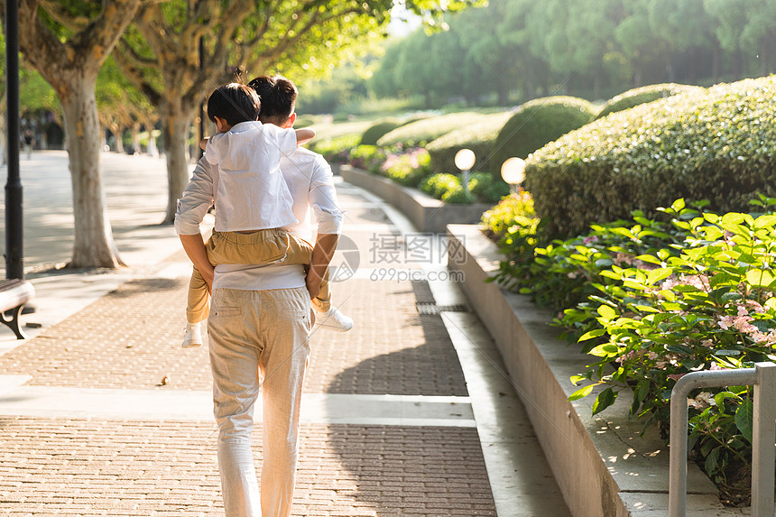 爸爸与女儿的相处距离 把握平衡 生了女儿后 家长须知底线 (爸爸与女儿的关系怎么填写)