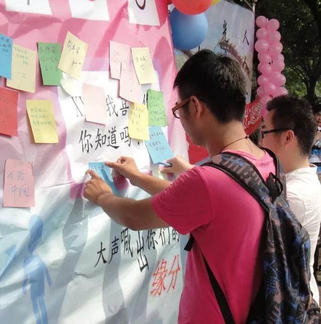 影响学生注意力 女教师着孕妇装上课遭举报 家长称布料过薄 (影响学生注意转移快慢的因素)